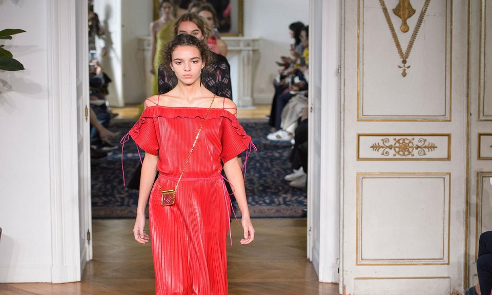 Valentino sfila tra allegorie rinascimentali e romanticismo punk