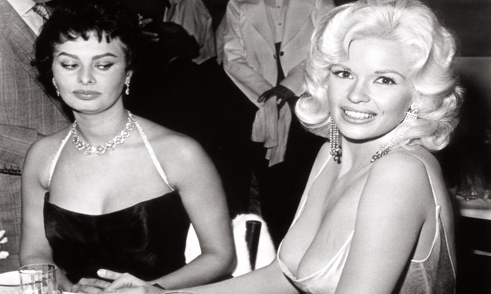 Addio alle scollature vertiginose