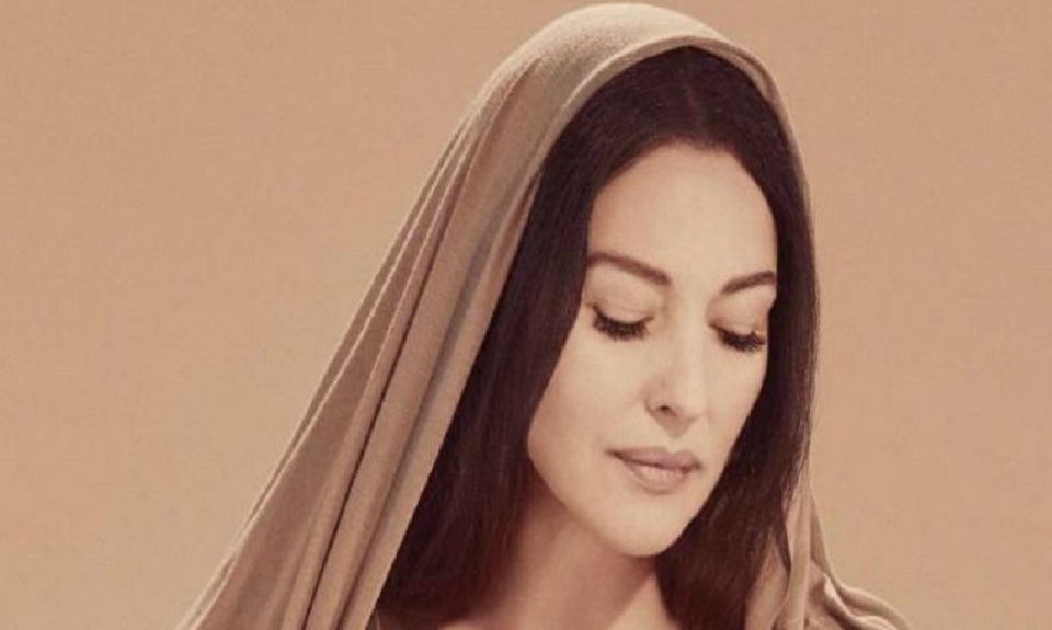 Monica Bellucci posa come la Madonna