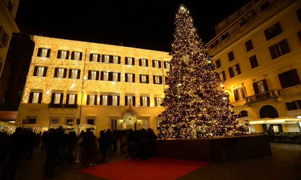Valentino firma l’albero di Natale di Roma