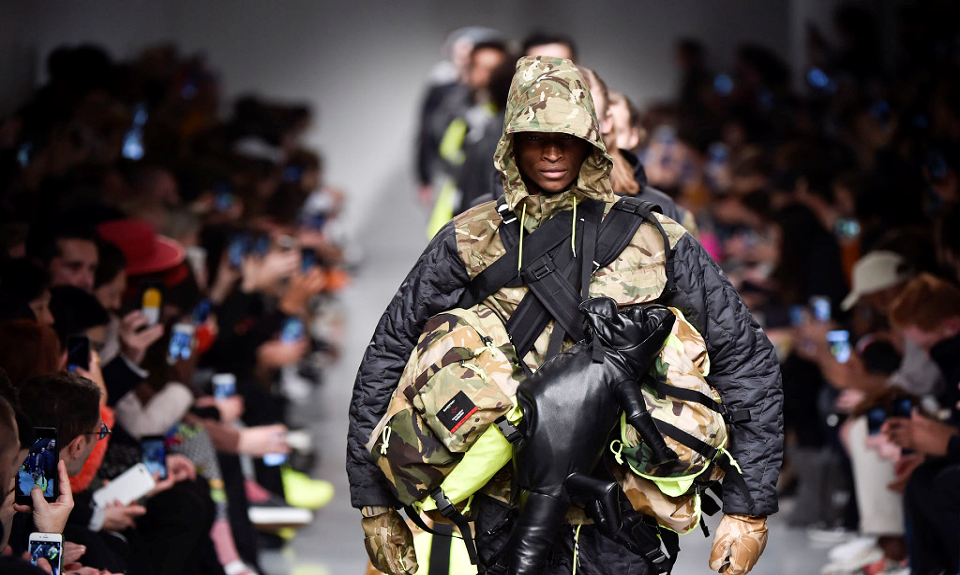 Astrattismo e suggestioni sportswear in passerella da Christopher Raeburn