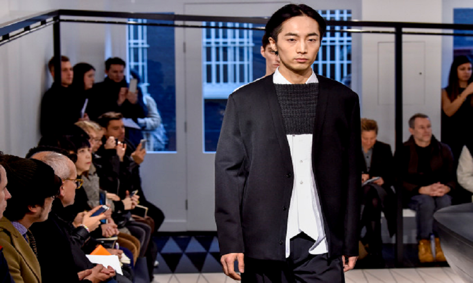 Sfila a Londra l’estetica concettuale di Chalayan