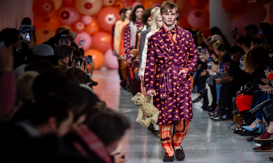 Da Katie Eary sfila l’uomo con teddy bear