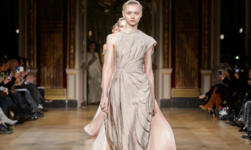 La vestale di Antonio Grimaldi incanta l’Haute Couture parigina