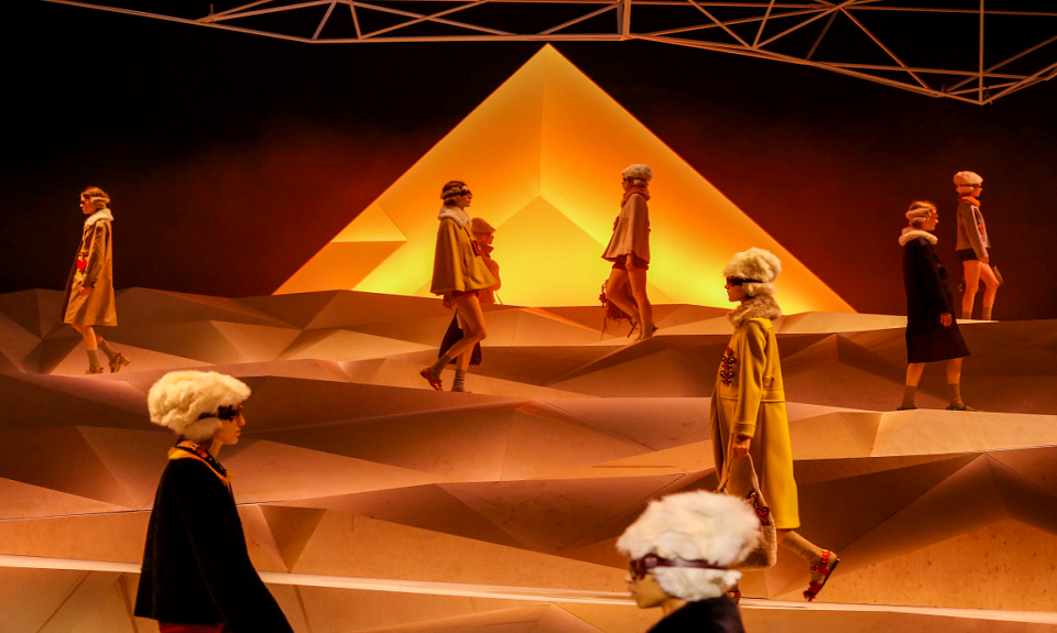 Il folclore nordico sfila sulla passerella di Anya Hindmarch