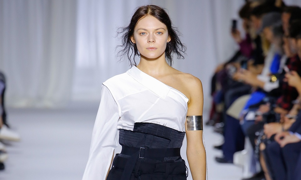 Tendenze moda primavera/estate 2017: monospalla