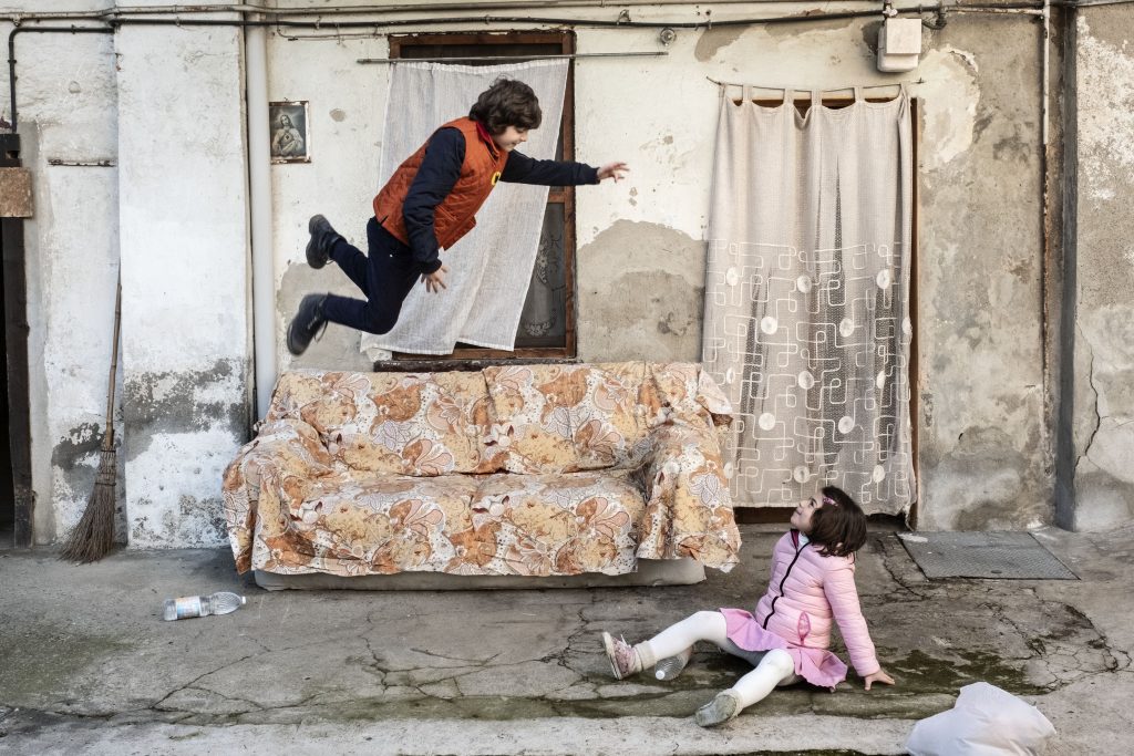 The young actors Pietro Pescara (Oscar) and actress Jennifer Brokshi (Agata) acting during a scene L’uomo senza gravità, director Marco Bonfanti, Dop Michele D’Attanasio. Italy-Belgium 2019