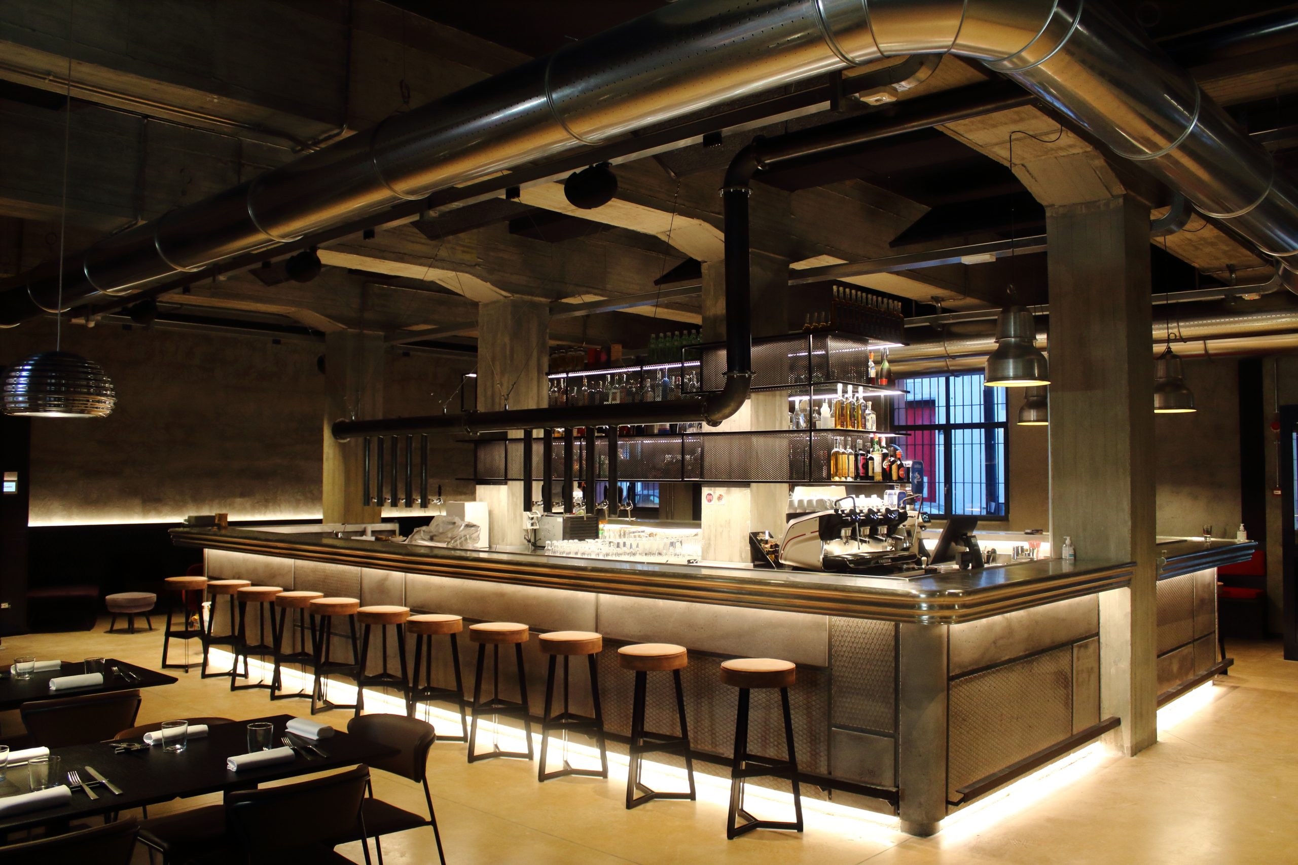 Apre a Milano EDIT, cocktail, birra artigianale e uno stile industrial chic