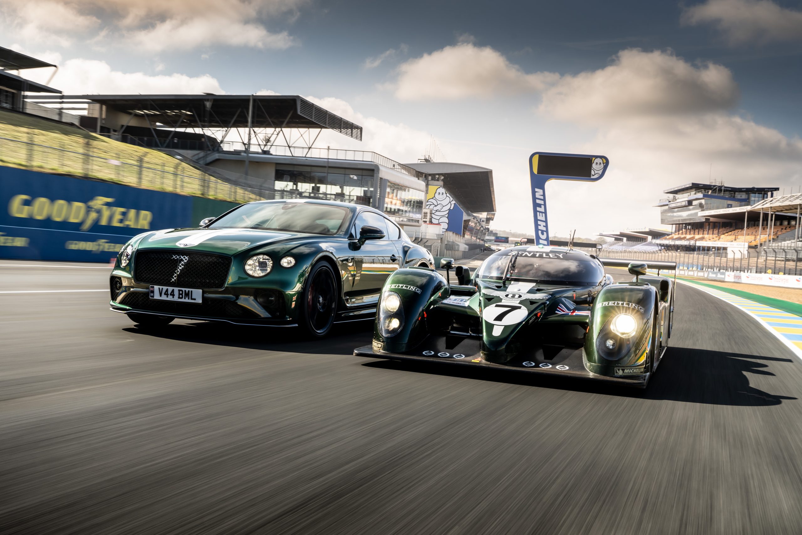 SEI PIETRE MILIARI BENTLEY ALLA LE MANS CLASSIC PER UN’ANTEPRIMA EUROPEA