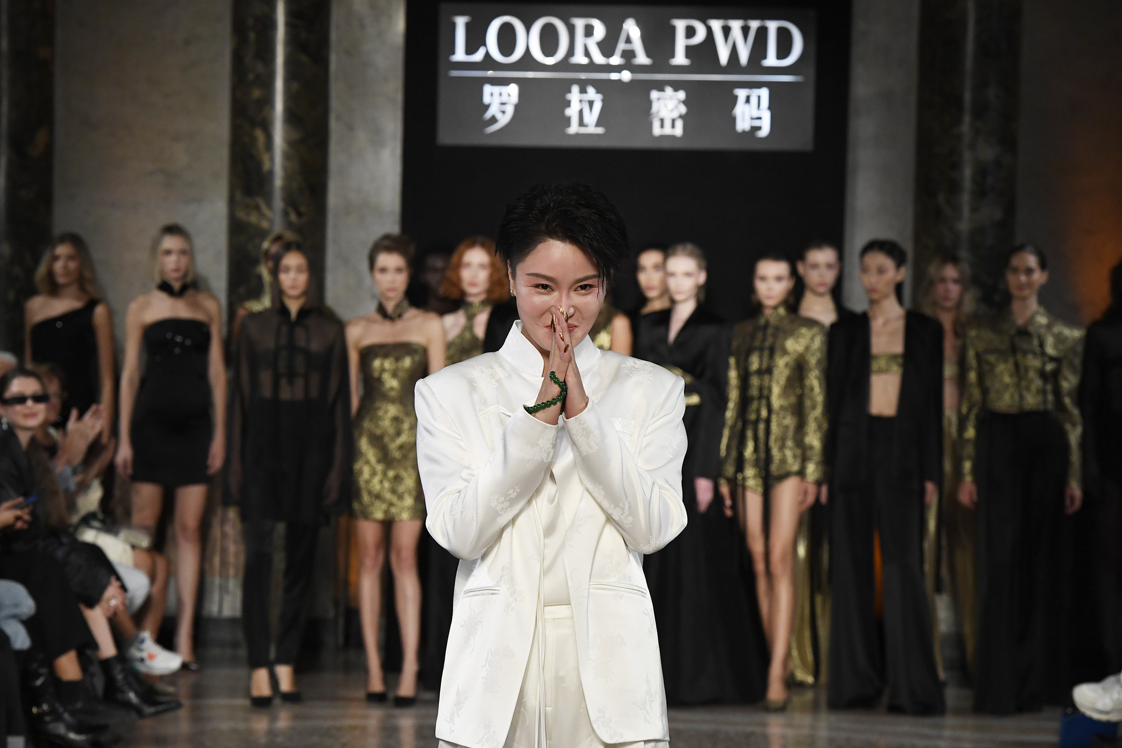 L. Wang, imprenditrice e stilista da milioni di follower su TikTok, ha debuttato a Milano