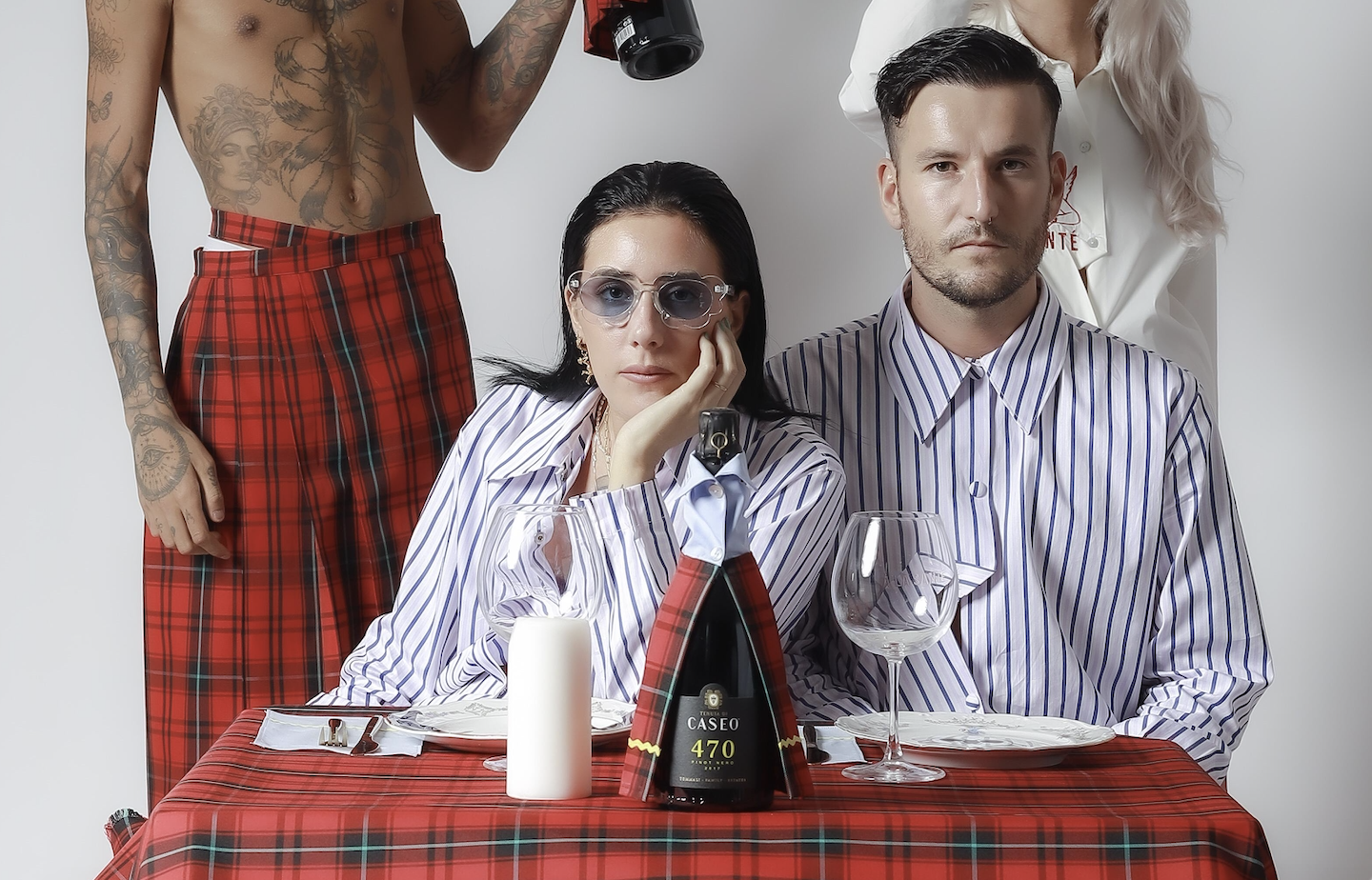 “L’abito non fa il vino”, cosa rivela la collaborazione irriverente tra Caseo e Santè Couture.