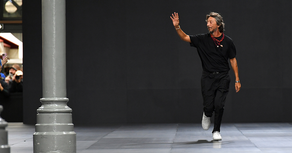 Giovani e liberi attraverso gli occhi di Pierpaolo Piccioli: dopo 25 anni il designer lascia la maison Valentino