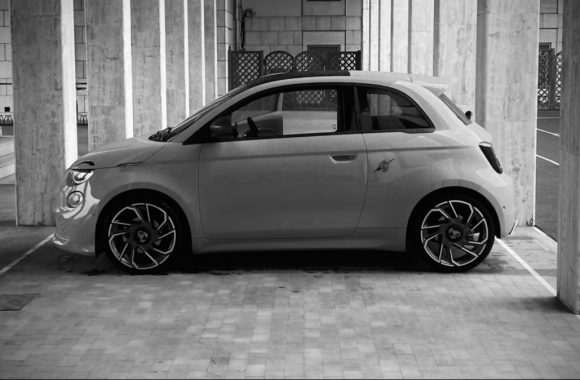 Abarth 500e insieme a Tshirt 1921: eccellenze italiane