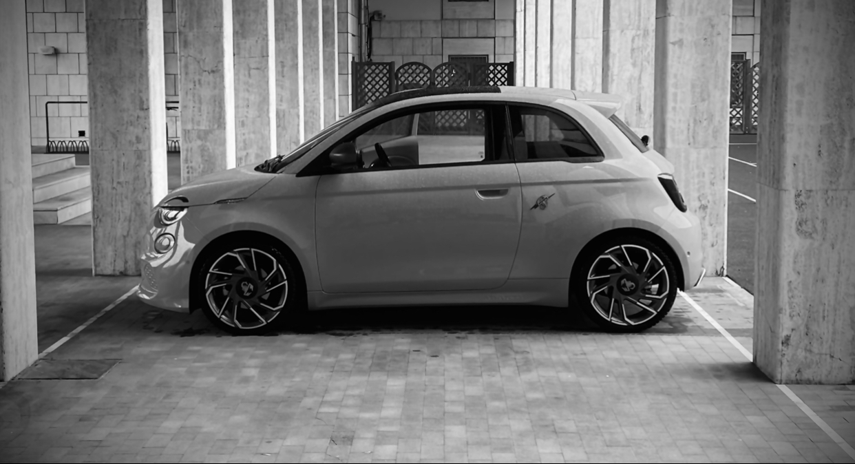 Abarth 500e insieme a  Tshirt 1921: eccellenze italiane