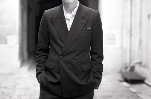 Un tributo a Dries van Noten: maestro della moda avant-gard annuncia il ritiro