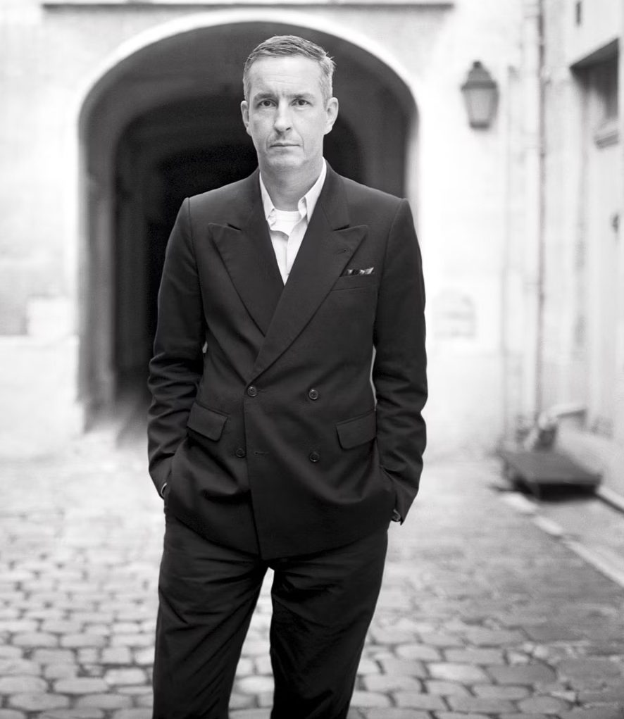 Un tributo a Dries van Noten: maestro della moda avant-gard annuncia il ritiro